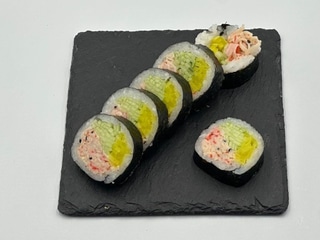 Futomaki z sałatką surimi 