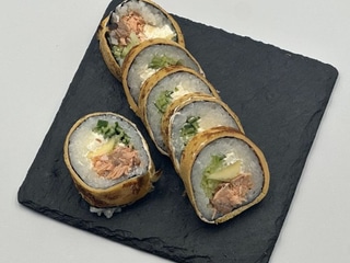 Tamago z pieczonym łososiem i mango 