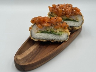 Sushi Burger z krewetką w tempurze i tatarem z łososia
