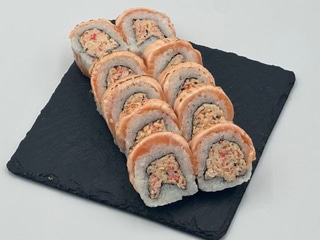 California z sałatką surimi owinięta łososiem opalanym