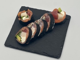Sashimi roll z tęczą ryb