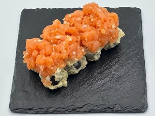 Hosomaki crispy ebi z tatarem łososia