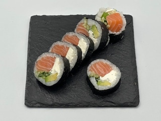 Futomaki z surowym łososiem