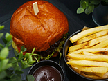 Burgers ar liellopu gaļu un karamelizētiem sīpoliem