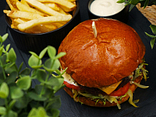 Burgers ar plucinātu cūkgaļu