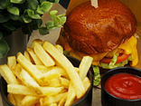 Burgers ar vistas gaļu un siera merci
