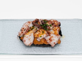 Tosta de pan de tinta con pulpo a la gallega y parmentier de la Vera
