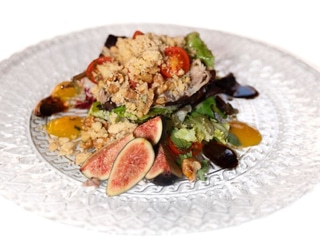 Ensalada de perdiz en escabeche, mollitas, toques de pera y albahaca