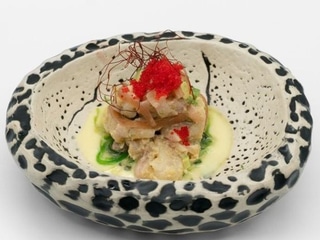 Ceviche de lubina sobre alga wakame, mango y cebolla morada