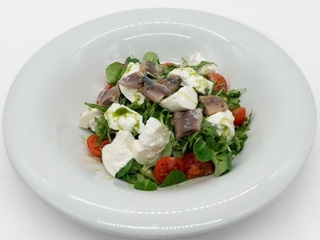 Ensalada de espuma de mostaza, miel, sardina ahumada, burrata, tomate y toques de albahaca