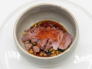 Taco de bonito semicurado y ahumado al momento sobre wakame, trigo, salsa ponzu, cebolleta y huevas de salmón