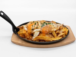 Huevos rotos camperos con patatas con romero y ajo, salsa de foie y salsa de queso de tetilla trufado