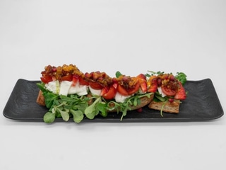 Pan de cristal con burrata, tomate seco, rúcula y albahaca