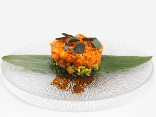 Tartar de salmón fresco con aguacate y wakame