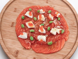 Carpaccio de salmón en ligero salazón con eneldo y ahumado al momentocon edamame, burrata e ikura