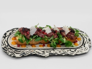 Steak tartar sobre pan brioche y parmesano