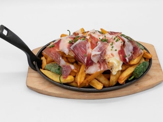 Huevos camperos rotos con jamón ibérico 100% bellota Arturo Sanchéz pimientos del padrón, patatas con romero y ajo