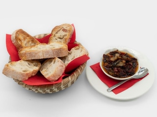 Pan masa madre tostado con pericana