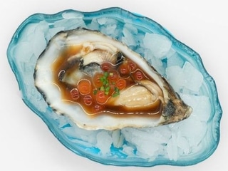 Ostra gillardeau con salsa ponzu y huevas de ikura