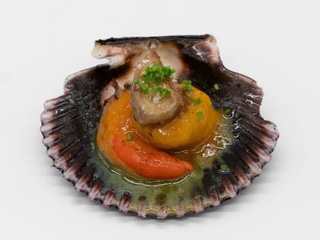 Zamburiña a la plancha con foie y salsa de pera