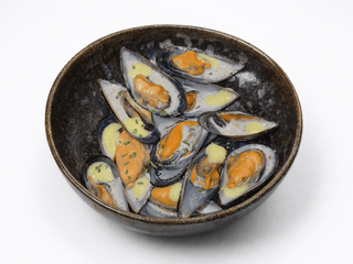 Mejillones al vapor con mascarpone trufado y coulis de mango