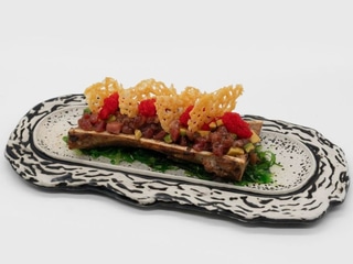 Tartar de atún rojo balfegó sobre tuétano asado y crujiente de parmesano