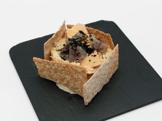 Ensaladilla rusa con regañas, sardina ahumada y polvo de aceituna