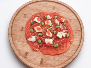 Carpaccio de salmón en ligero salazón con eneldo y ahumado al momentocon edamame, burrata e ikura