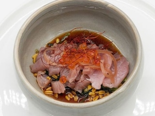 Taco de bonito semicurado y ahumado al momento sobre wakame, trigo, salsa ponzu, cebolleta y huevas de salmón