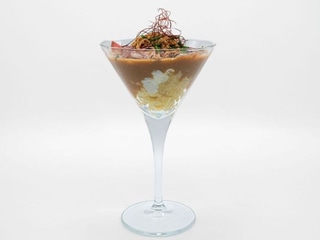 Copita de huevo a baja temperatura con salsa de foie, patatas, jamón ibérico y crujiente de torrezno