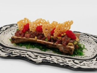 Tartar de atún rojo balfegó sobre tuétano asado y crujiente de parmesano