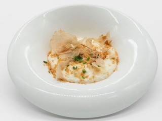 Falsa croqueta de gamba, con crema de suquet y espuma de bechamel