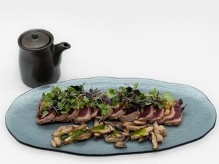 Tataki de atún rojo balfegó con shiitake y ajo blanco