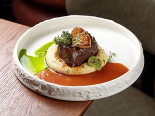Філе-міньйон з ніжним картопляно-трюфельним пюре, фуа-грою та соусом деміглас
