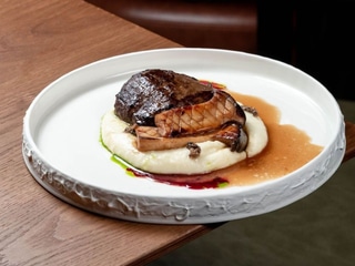 Філе-міньйон з ніжним картопляно-трюфельним пюре, королівським грибом та соусом деміглас