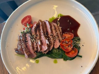 Качине філе з томатами кімчі та капустою пак-чой