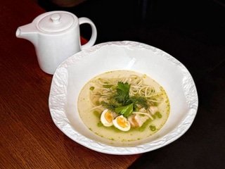 Курячий бульйон з солодким зеленим горошком, куркою су-від та локшиною 