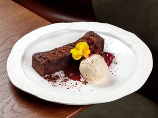 Шоколадний брауні з пряною вишнею