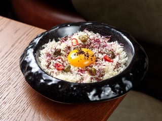 Тартар із яловичого філе, з курячим жовтком та хрумкою булочкою власного виробництва