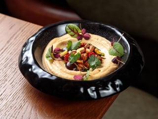 Хумус з айолі з чорного часника та тахіні з соняшника