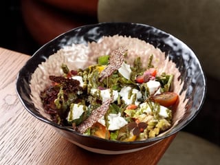 Салат з козячим сиром Шавру, баклажаном гриль та печеним перцем