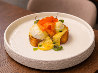 Бріош з лососем та ікрою