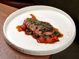 Качине філе з томатами кімчі та капустою пак-чой