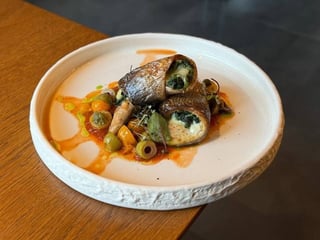 Запечене Дорадо зі шпинатом та соусом Путанеска