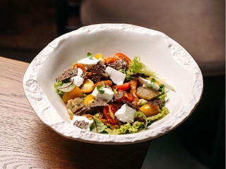 Салат з козячим сиром Шавру, печеним перцем, оливками та каперсами фрі 