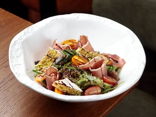 Салат з прошутто та сиром брі