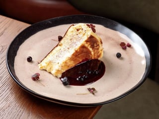 Баскський чізкейк зі смородиновим кюлі