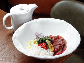 Фо-Бо з яловичим карпаччо та рисовою локшиною