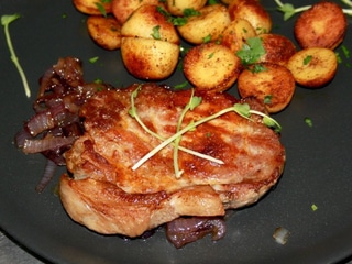 Bravčový steak z krkovičky na rošte s karamelizovanou cibuľou