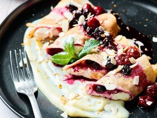 МЛИНЦІ З ЯГОДАМИ ТА СИРКОМ